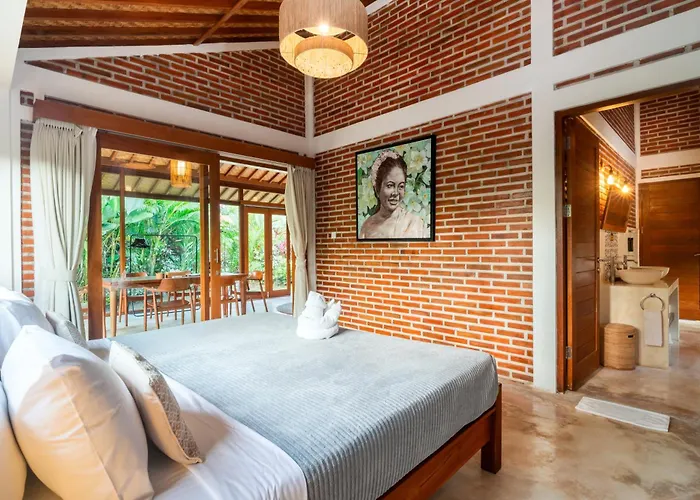 Villa Kampung Uma Dawa And *
